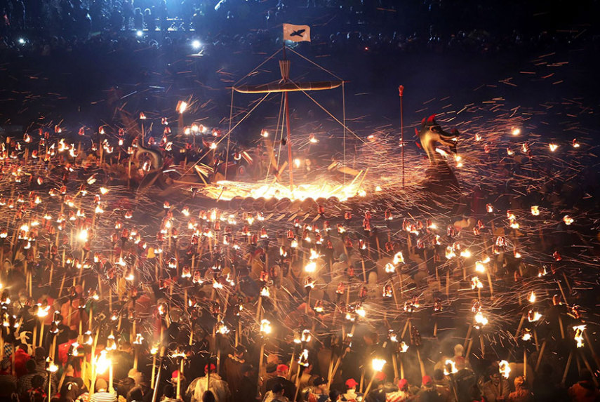 Up Helly Aa é um festival viking lendário que acontece na Escócia todos os anos e ainda conta com uma procissão épica