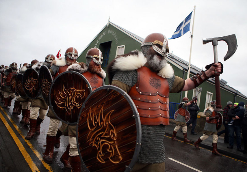 Up Helly Aa é um festival viking lendário que acontece na Escócia todos os anos e ainda conta com uma procissão épica