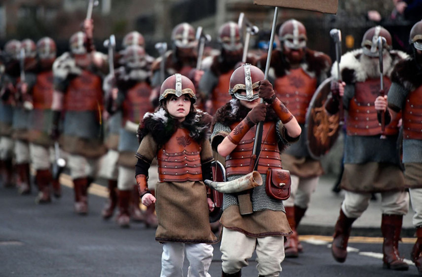 Up Helly Aa é um festival viking lendário que acontece na Escócia todos os anos e ainda conta com uma procissão épica