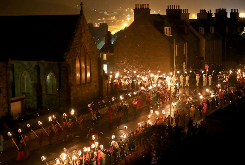 Up Helly Aa é um festival viking lendário que acontece na Escócia todos os anos e ainda conta com uma procissão épica