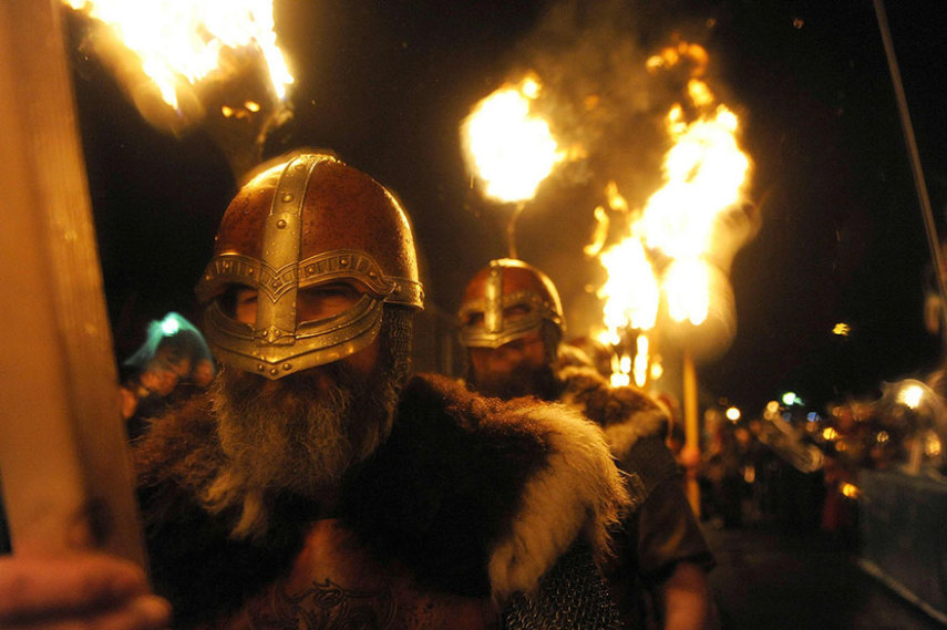 Up Helly Aa é um festival viking lendário que acontece na Escócia todos os anos e ainda conta com uma procissão épica