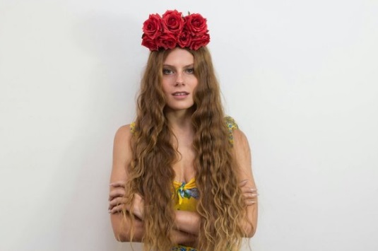 Com uma tiara de flores nesse estilo, você já está no meio do caminho para ser Frida Kahlo. Essa da foto é da Be Flower e custa R$ 149