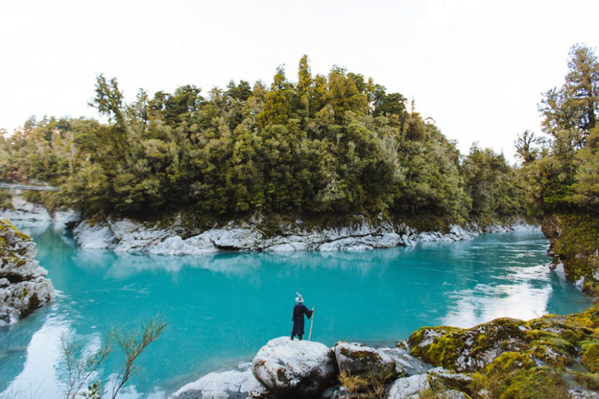 Akhil Suhas chamou sua aventura de 14 mil quilômetros de #GandalfTheGuide . Com roupa do personagem, ele fotografou pessoas que encontrava pelo caminho em paisagens de tirar o fôlego na Nova Zelândia