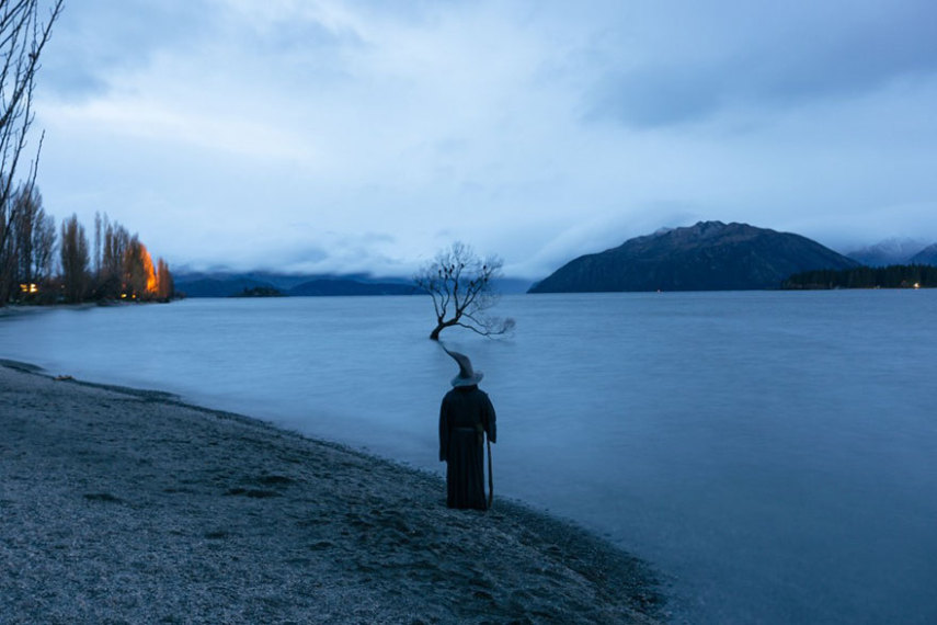 Akhil Suhas chamou sua aventura de 14 mil quilômetros de #GandalfTheGuide . Com roupa do personagem, ele fotografou pessoas que encontrava pelo caminho em paisagens de tirar o fôlego na Nova Zelândia