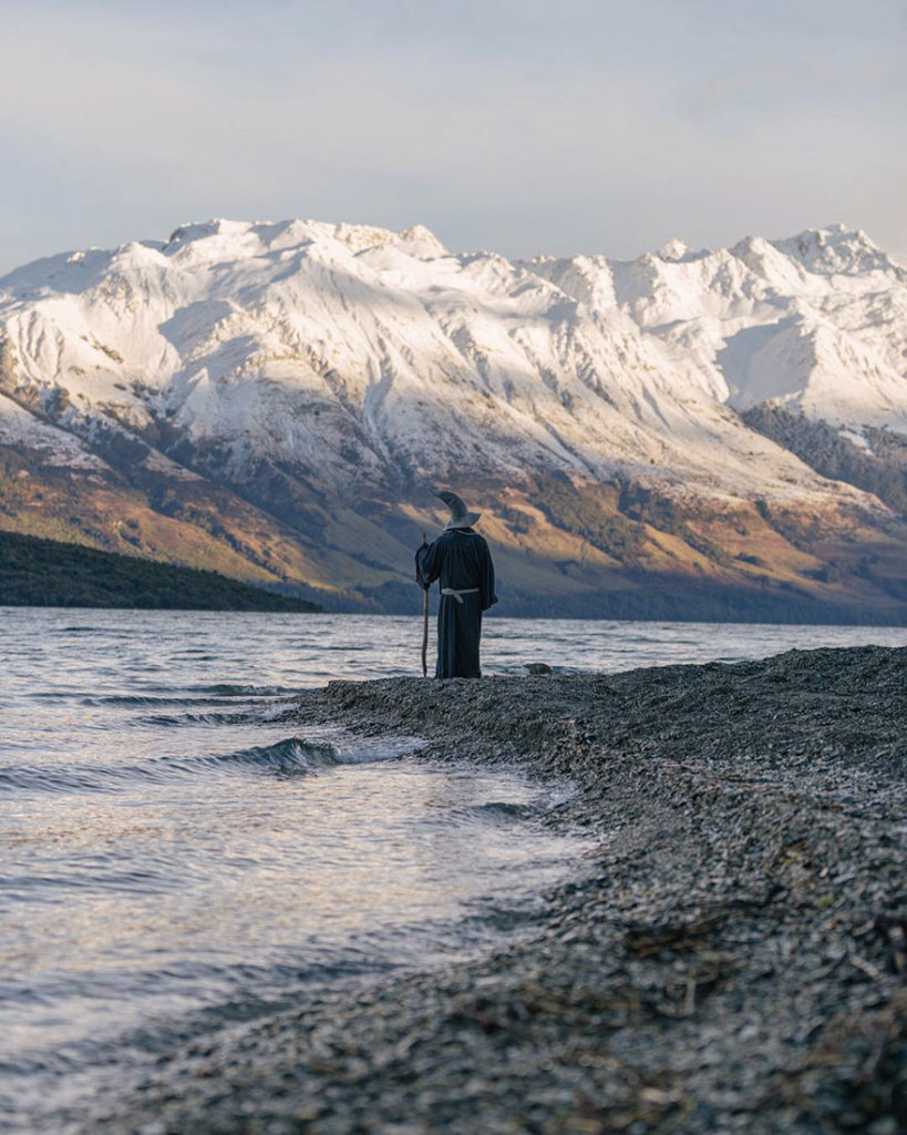Akhil Suhas chamou sua aventura de 14 mil quilômetros de #GandalfTheGuide . Com roupa do personagem, ele fotografou pessoas que encontrava pelo caminho em paisagens de tirar o fôlego na Nova Zelândia