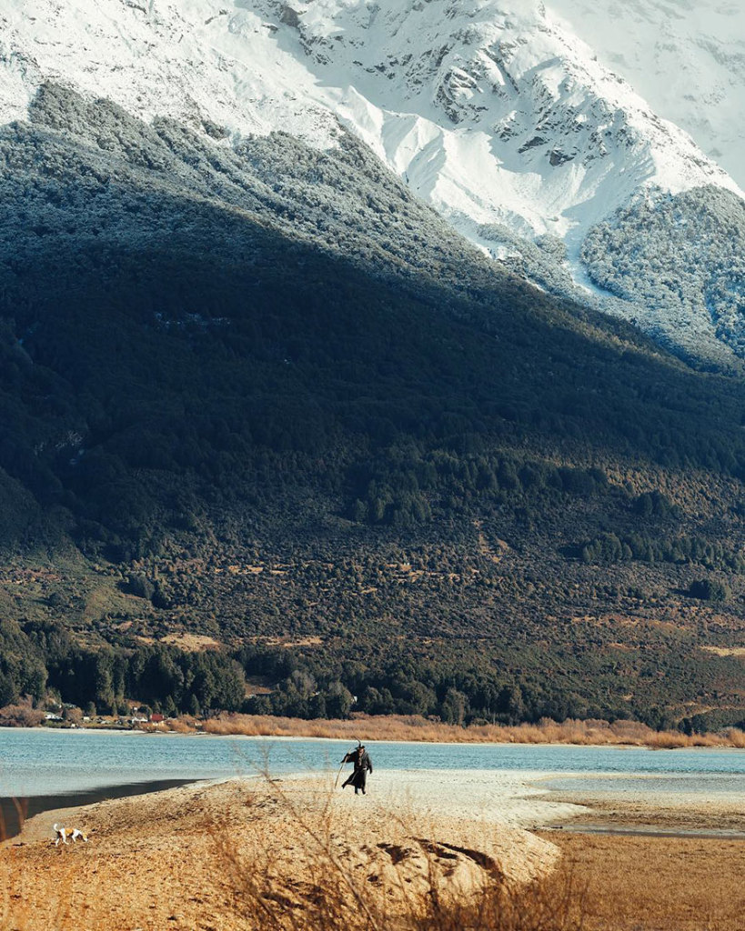 Akhil Suhas chamou sua aventura de 14 mil quilômetros de #GandalfTheGuide . Com roupa do personagem, ele fotografou pessoas que encontrava pelo caminho em paisagens de tirar o fôlego na Nova Zelândia