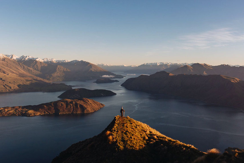 Akhil Suhas chamou sua aventura de 14 mil quilômetros de #GandalfTheGuide . Com roupa do personagem, ele fotografou pessoas que encontrava pelo caminho em paisagens de tirar o fôlego na Nova Zelândia