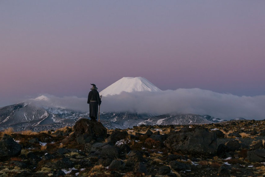 Akhil Suhas chamou sua aventura de 14 mil quilômetros de #GandalfTheGuide . Com roupa do personagem, ele fotografou pessoas que encontrava pelo caminho em paisagens de tirar o fôlego na Nova Zelândia