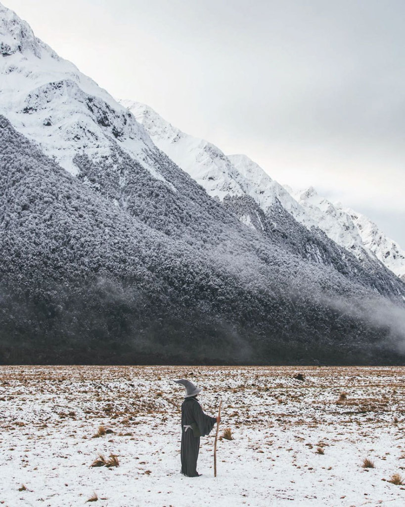 Akhil Suhas chamou sua aventura de 14 mil quilômetros de #GandalfTheGuide . Com roupa do personagem, ele fotografou pessoas que encontrava pelo caminho em paisagens de tirar o fôlego na Nova Zelândia