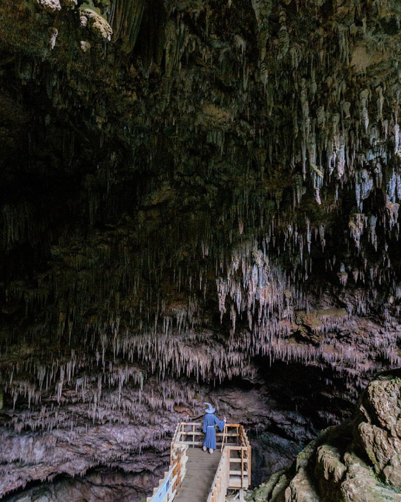 Akhil Suhas chamou sua aventura de 14 mil quilômetros de #GandalfTheGuide . Com roupa do personagem, ele fotografou pessoas que encontrava pelo caminho em paisagens de tirar o fôlego na Nova Zelândia
