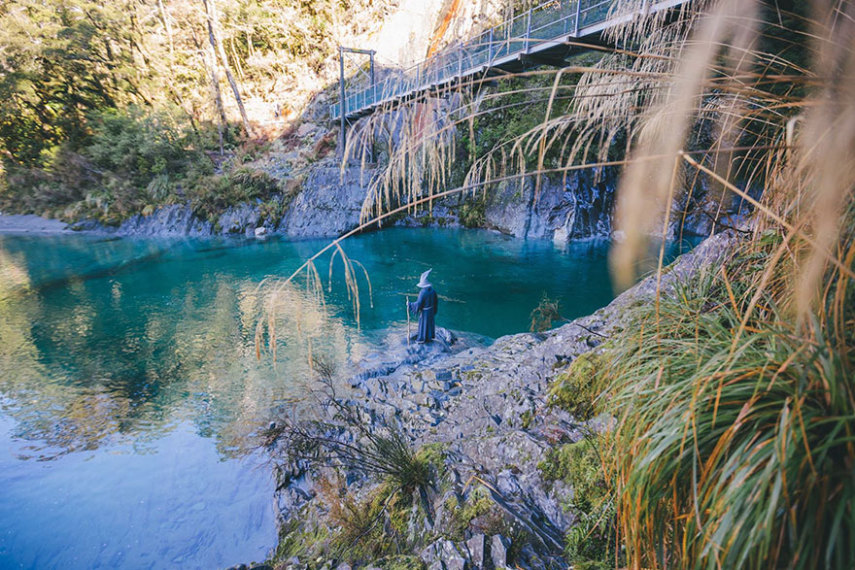 Akhil Suhas chamou sua aventura de 14 mil quilômetros de #GandalfTheGuide . Com roupa do personagem, ele fotografou pessoas que encontrava pelo caminho em paisagens de tirar o fôlego na Nova Zelândia
