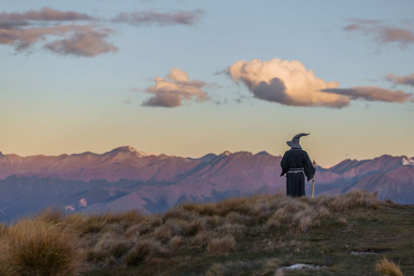 Akhil Suhas chamou sua aventura de 14 mil quilômetros de #GandalfTheGuide . Com roupa do personagem, ele fotografou pessoas que encontrava pelo caminho em paisagens de tirar o fôlego na Nova Zelândia
