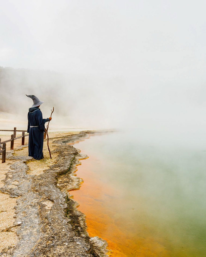 Akhil Suhas chamou sua aventura de 14 mil quilômetros de #GandalfTheGuide . Com roupa do personagem, ele fotografou pessoas que encontrava pelo caminho em paisagens de tirar o fôlego na Nova Zelândia