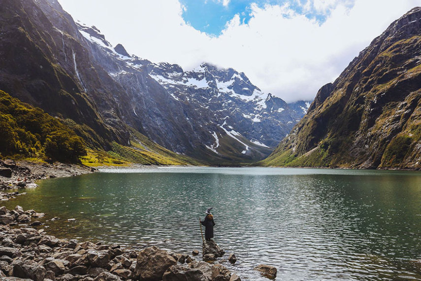Akhil Suhas chamou sua aventura de 14 mil quilômetros de #GandalfTheGuide . Com roupa do personagem, ele fotografou pessoas que encontrava pelo caminho em paisagens de tirar o fôlego na Nova Zelândia