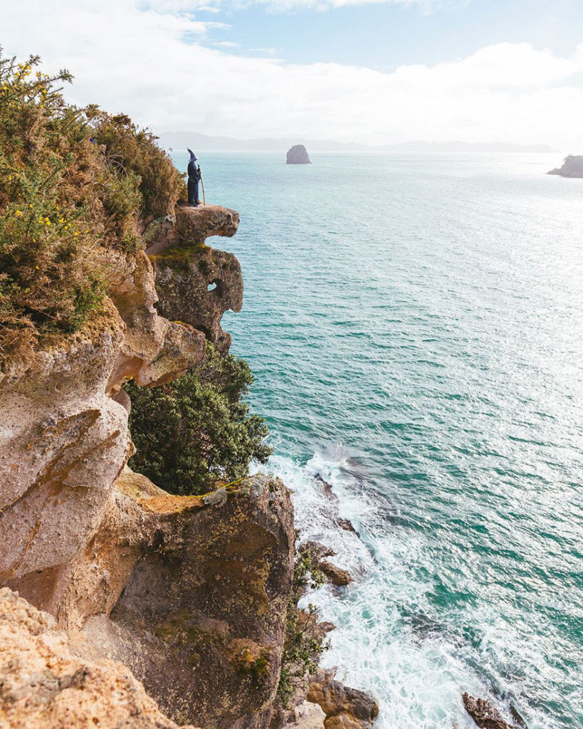 Akhil Suhas chamou sua aventura de 14 mil quilômetros de #GandalfTheGuide . Com roupa do personagem, ele fotografou pessoas que encontrava pelo caminho em paisagens de tirar o fôlego na Nova Zelândia