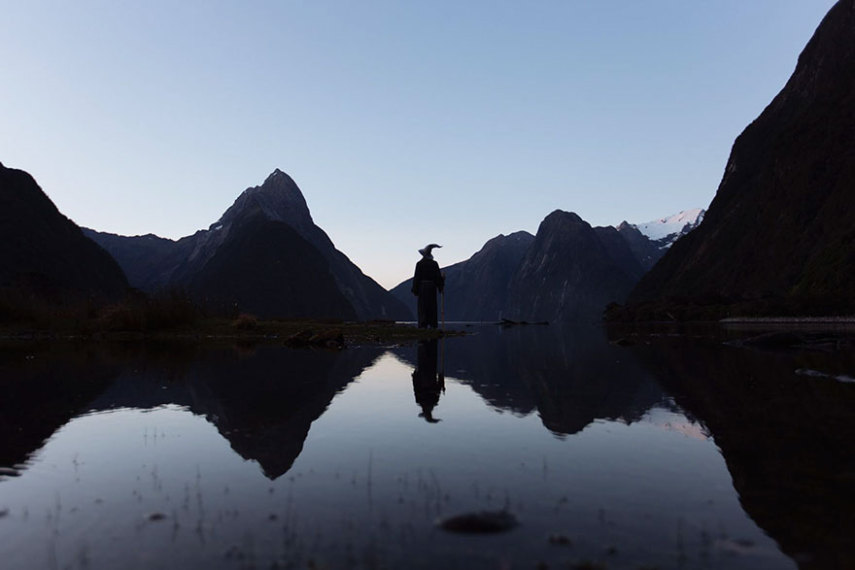 Akhil Suhas chamou sua aventura de 14 mil quilômetros de #GandalfTheGuide . Com roupa do personagem, ele fotografou pessoas que encontrava pelo caminho em paisagens de tirar o fôlego na Nova Zelândia