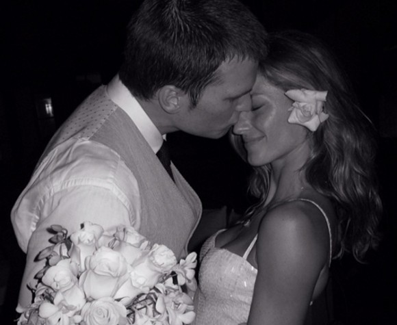 Gisele Bündchen foi pedida em casamento por Tom Brady dentro de um jatinho particular, lotado de rosas brancas e champanhe. Os pais de Gisele também viajaram com a dupla para para testemunhar o momento especial