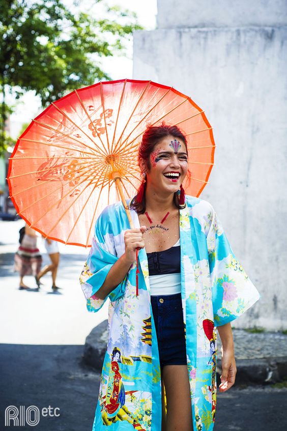 Um quimono aberto e um guarda-chuva estilo japonês fizeram uma gueixa maravilhosa! <a href=