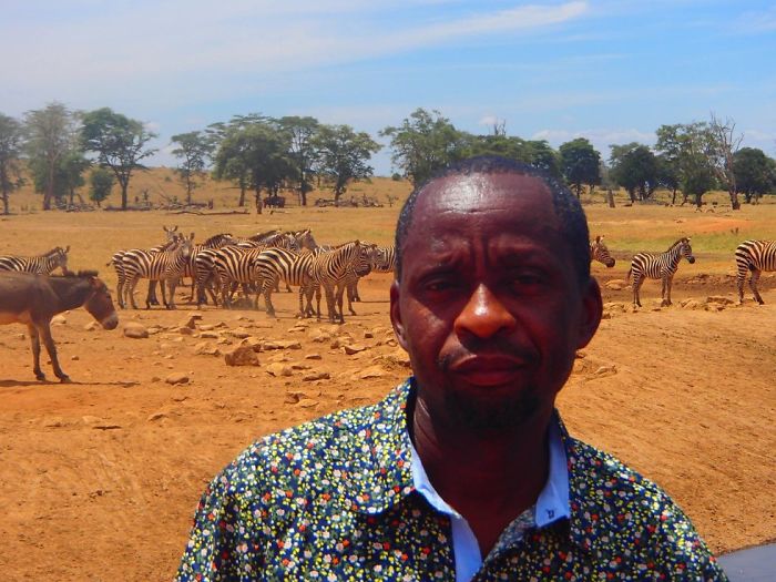 O Homem da água gasta algumas horas todos os dias dirigindo para encher alguns buracos de água para que animais selvagens do Quênia não morram de sede