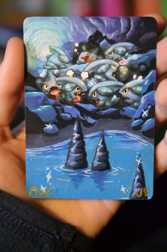 Artista transforma cartas danificadas com novas cores e ilustrações dos nossos Pokémons favoritos. Que saudade de jogar!