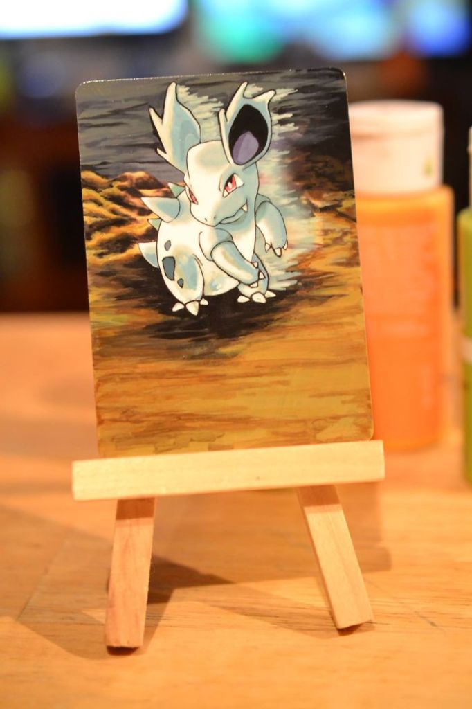 Artista transforma cartas danificadas com novas cores e ilustrações dos nossos Pokémons favoritos. Que saudade de jogar!