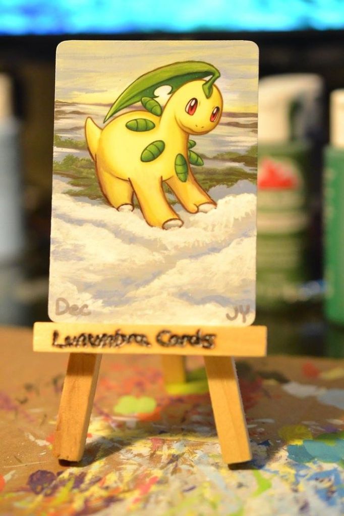 Artista transforma cartas danificadas com novas cores e ilustrações dos nossos Pokémons favoritos. Que saudade de jogar!