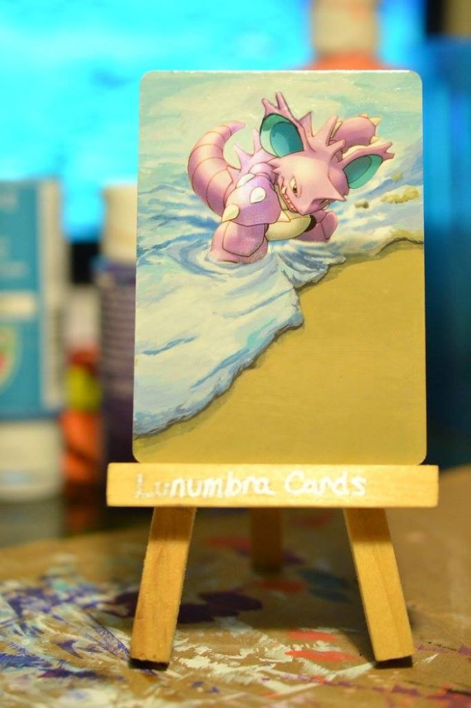 Artista transforma cartas danificadas com novas cores e ilustrações dos nossos Pokémons favoritos. Que saudade de jogar!