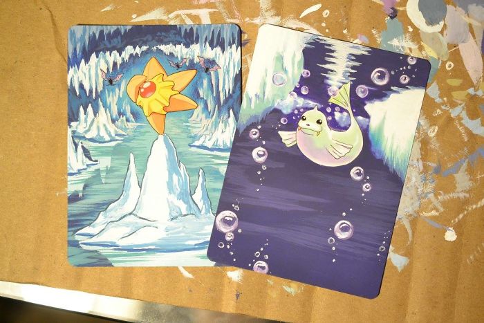 Artista transforma cartas danificadas com novas cores e ilustrações dos nossos Pokémons favoritos. Que saudade de jogar!