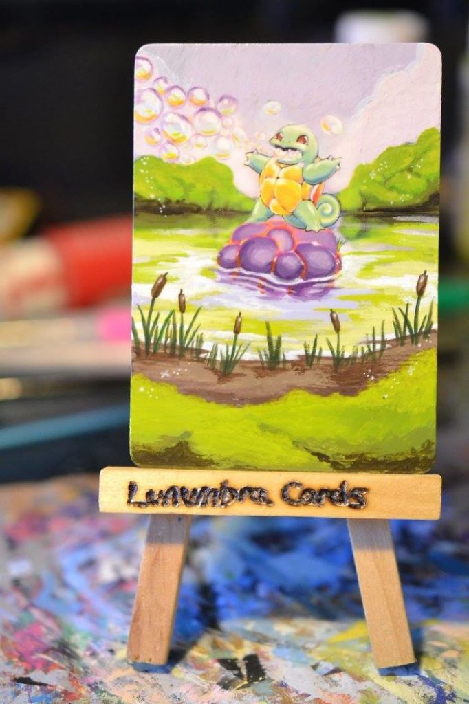 Artista transforma cartas danificadas com novas cores e ilustrações dos nossos Pokémons favoritos. Que saudade de jogar!