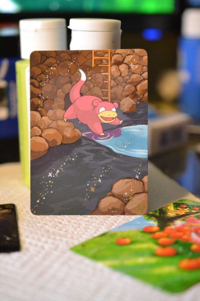 Artista transforma cartas danificadas com novas cores e ilustrações dos nossos Pokémons favoritos. Que saudade de jogar!