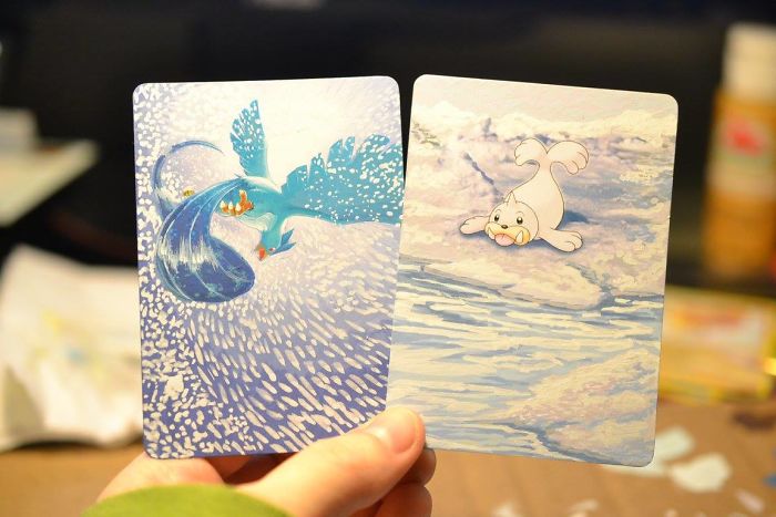 Artista transforma cartas danificadas com novas cores e ilustrações dos nossos Pokémons favoritos. Que saudade de jogar!