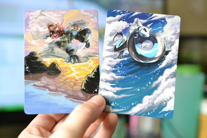 Artista transforma cartas danificadas com novas cores e ilustrações dos nossos Pokémons favoritos. Que saudade de jogar!