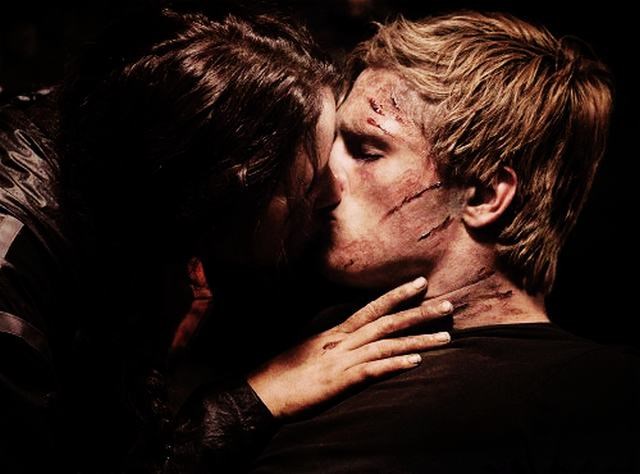 Josh Hutcherson disse que não gostava de beijar Jennifer Lawrence em cena porque ela babava demais. Vale lembrar que os dois são muito amigos, portanto tudo pode ser uma grande brincadeira