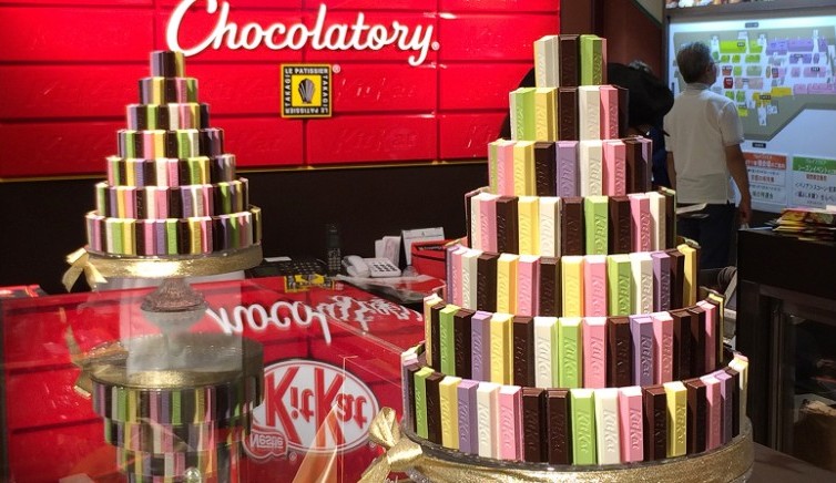 Tóquio recebe a primeira loja de rua especializada em Kit Kat. Para comemorar, o local vai vender produtos diferentões por tempo limitado, como o Sushi de Kit Kat