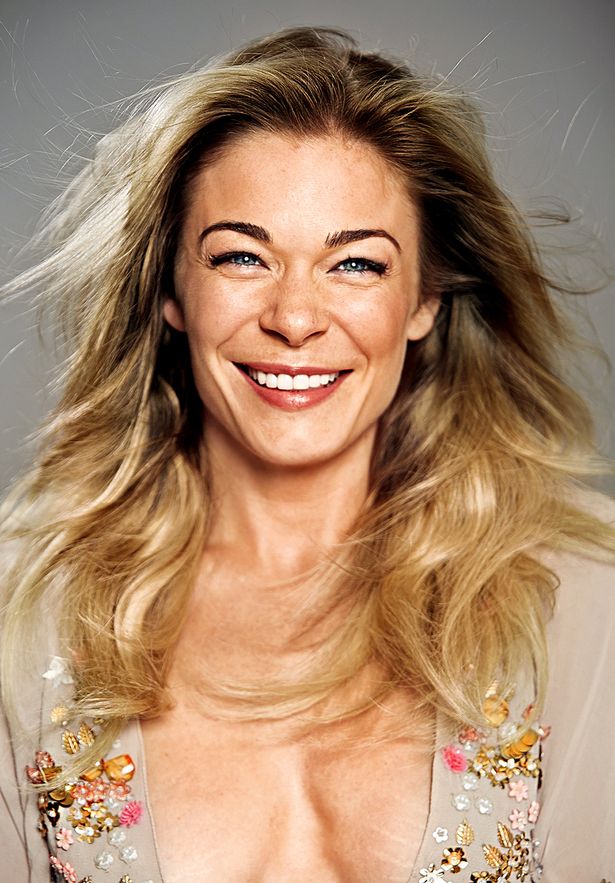 A cantora country norte-americana LeAnn Rimes luta contra a psoríase há 25 anos. Olhando LeAnn Rimes, é difícil acreditar que ela já teve 80% de seu corpo tomado pela doença