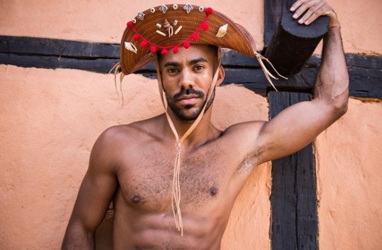 Com um chapéu desse, você já é o cangaceiro Lampião. Que tal? Esse da foto é da Be Flower