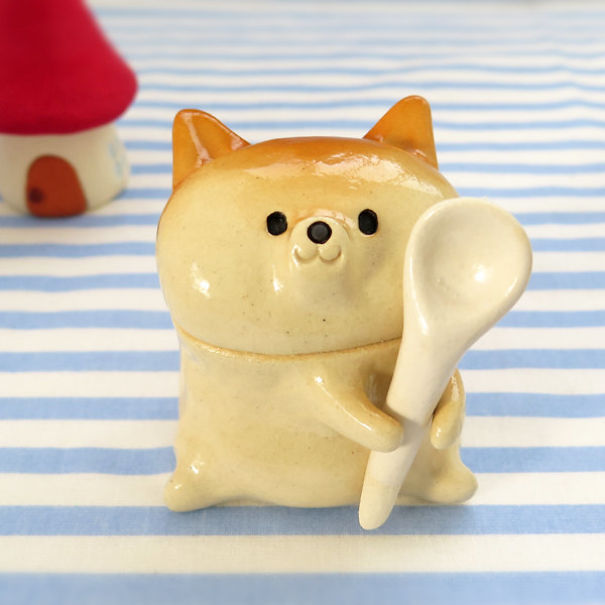 O Shiba Inu fica ainda mais irresistível como parte da decoração da casa. Vasos, pratos, bowls, xícaras e outras coisinhas lindas que fazem a gente abrir um sorrisão na hora!