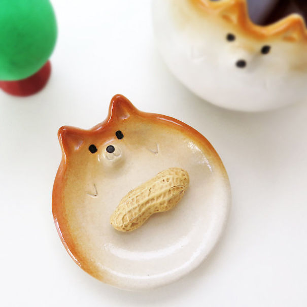 O Shiba Inu fica ainda mais irresistível como parte da decoração da casa. Vasos, pratos, bowls, xícaras e outras coisinhas lindas que fazem a gente abrir um sorrisão na hora!