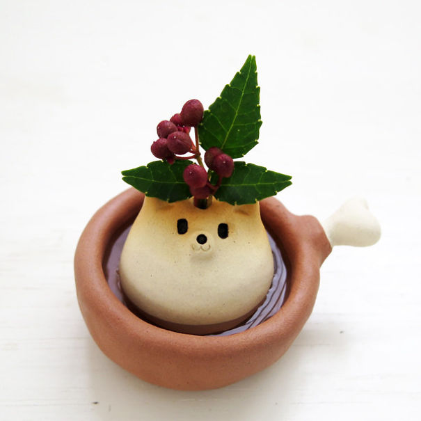 O Shiba Inu fica ainda mais irresistível como parte da decoração da casa. Vasos, pratos, bowls, xícaras e outras coisinhas lindas que fazem a gente abrir um sorrisão na hora!