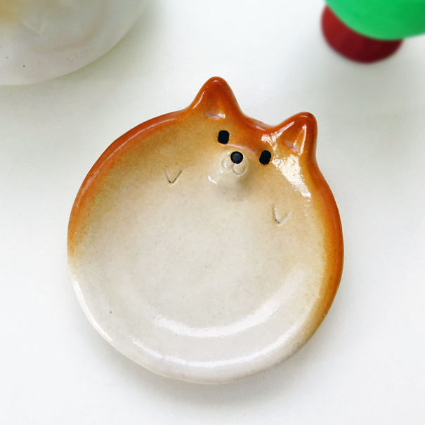 O Shiba Inu fica ainda mais irresistível como parte da decoração da casa. Vasos, pratos, bowls, xícaras e outras coisinhas lindas que fazem a gente abrir um sorrisão na hora!