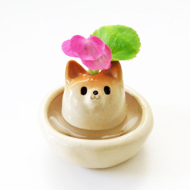 O Shiba Inu fica ainda mais irresistível como parte da decoração da casa. Vasos, pratos, bowls, xícaras e outras coisinhas lindas que fazem a gente abrir um sorrisão na hora!