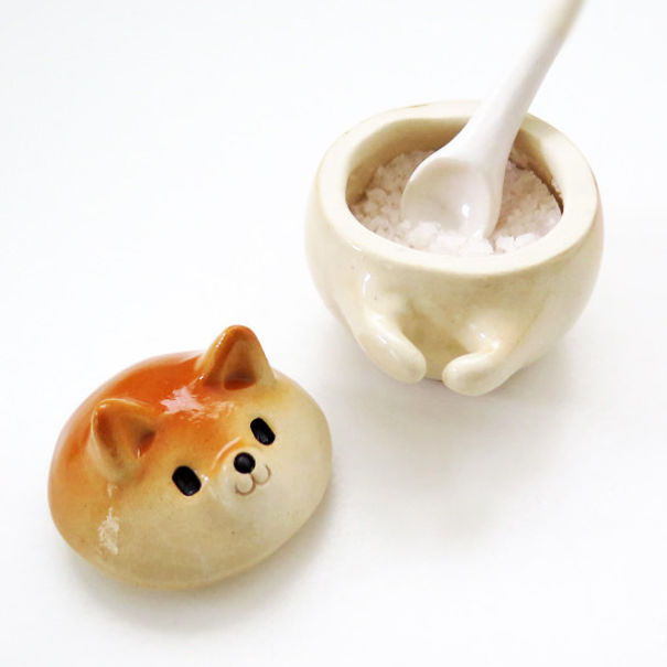 O Shiba Inu fica ainda mais irresistível como parte da decoração da casa. Vasos, pratos, bowls, xícaras e outras coisinhas lindas que fazem a gente abrir um sorrisão na hora!