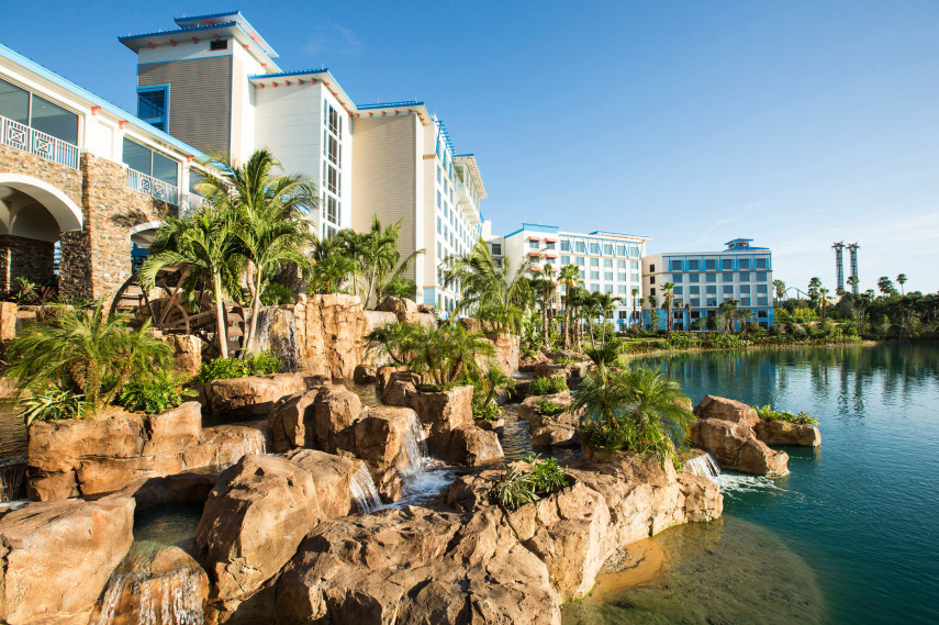 Dica: A Universal Orlando Resort inaugurou, ano passado, o Loews Sapphire Falls Resort. Com a temática de oásis tropical, o hotel conta com mais de mil quartos e suítes, construídos ao redor de uma piscina – a maior dentro do complexo hoteleiro da Universal – e uma cachoeira artificial. Uma das regalias dos hóspedes é poder entrar no The Wizarding World of Harry Potter antes da abertura para o público geral.