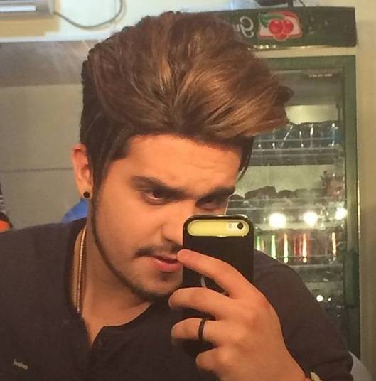 Luan concentradíssimo nessa pose sem sentido