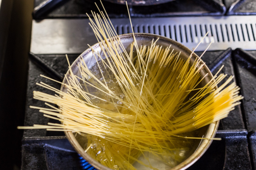 Parece bobo, mas tem gente que na hora de cozinhar o spaghetti costuma quebrar o macarrão para que ele caiba na panela ou então para que cozinhe mais rápido. Isso não dá certo e não se preocupe, assim que começar a cozinhar, ele vai descer e vai dar tudo certo, tá bom?