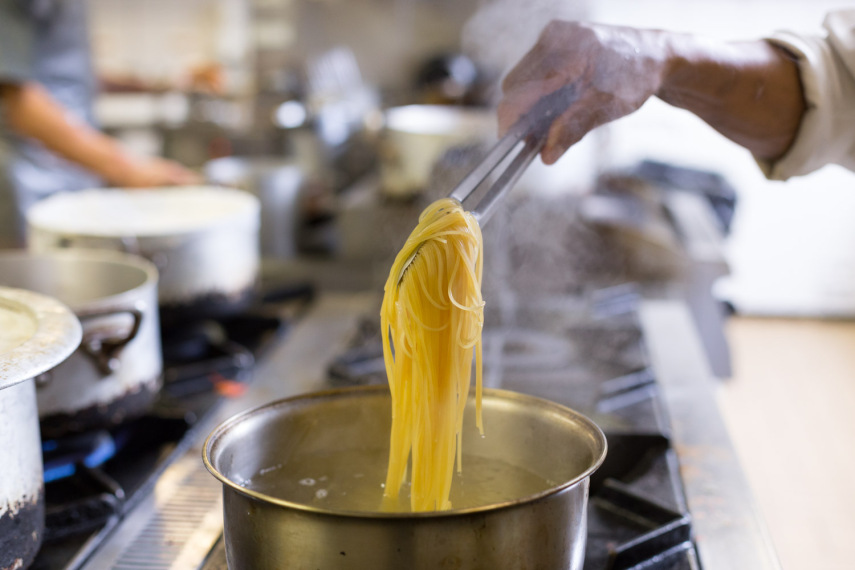 Tome cuidado com o ponto. A dica do restaurante La Grassa é tirar um fio da massa da panela e quebrar ao meio, um pouquinho do centro ainda precisa estar branco. Caso ele quebre muito facilmente, provavelmente seu macarrão cozinhou demais!