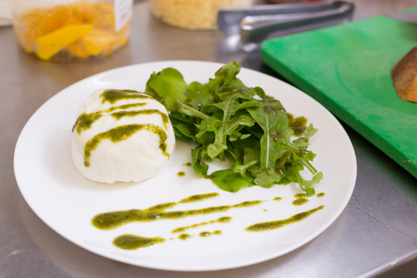 Regue a salada e a burrata com molho pesto. É possível comprar o molho pronto em mercados, mas fazer em casa é simples! É só bater azeite, nozes, folhas de majericão e parmesão em um mixer ou liquidificador