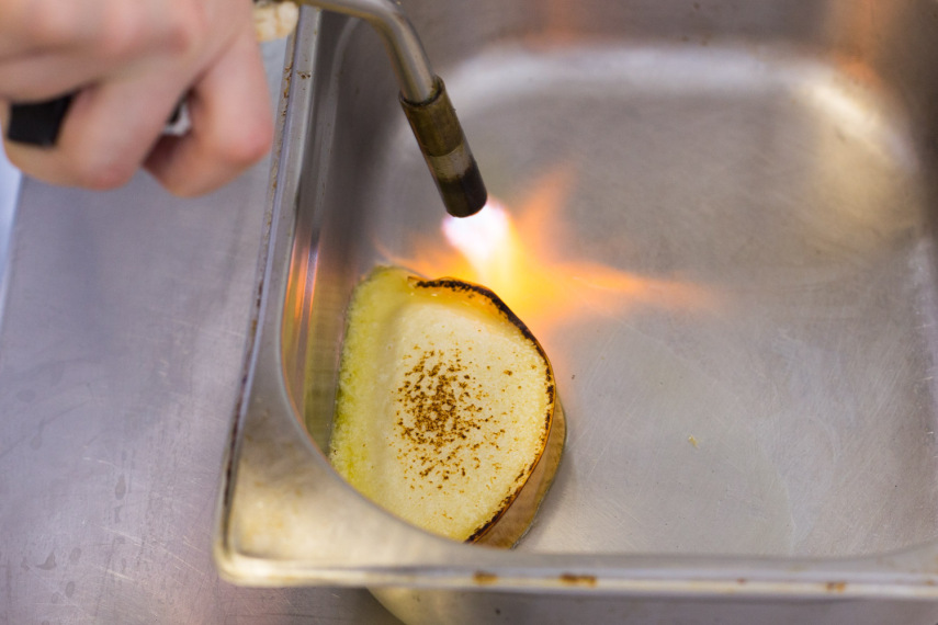 Leve ao forno pré-aquecido a 180ºC por cerca de 5 minutos ou até derreter um pouco. Se tiver em casa, passe rapidamente um maçarico por cima da peça