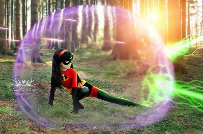 Layla tem sete anos e era conhecida por ser uma criança tímida. Porém, tudo mudou quando ela começou a fazer cosplay de alguns dos mais famosos filmes da Disney. Se vestir como esses personagens ajudou Layla a 