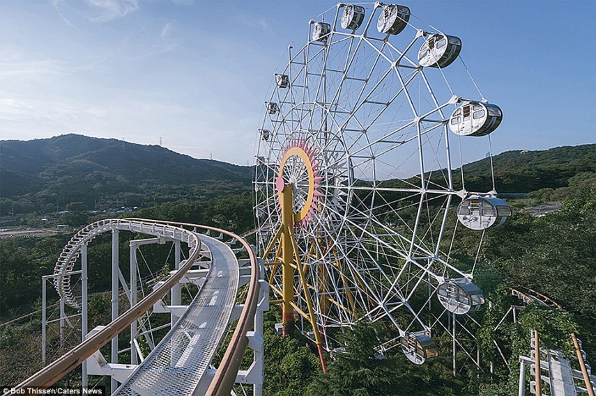 Imagens da montanha-russa e da roda gigante tomadas pelo mato